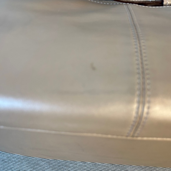 COACH Gallery Top zip Tote in metallic light tan leather - Picture 7 of 11
